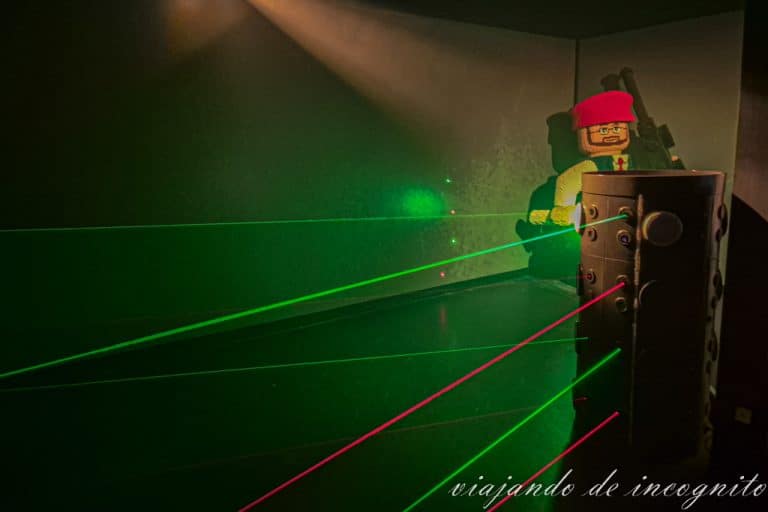 Una de las partes de la estación de policía de Legoland donde tienes que pasar sin tocar los rayos láser.