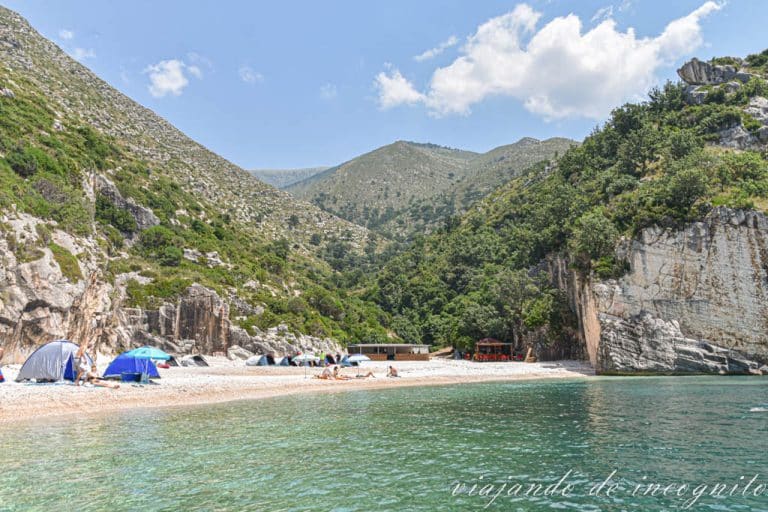 Vista de Grama Bay desde el mar