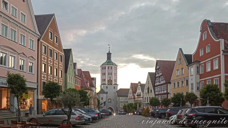 Calle principal del casco antiguo de Günzburg al atardecer
