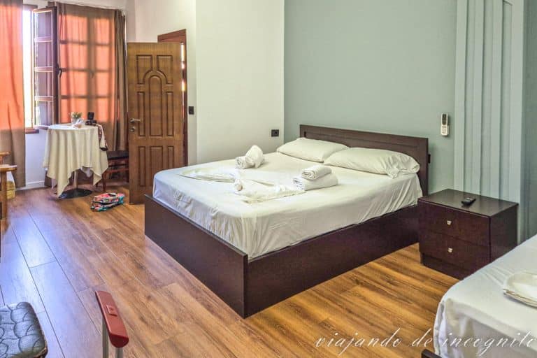 Habitación del hotel Ajka en Berat