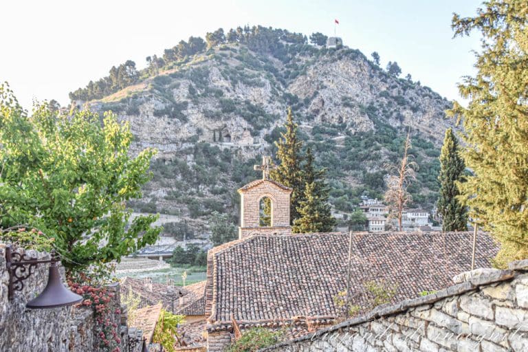 Espadaña de San Espiridon en Berat. Al fondo se ve la iglesia de San Miguel en la colina.