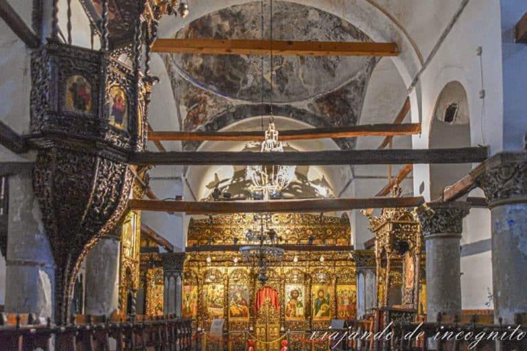 Interior de la glesia de la Dormición de la Virgen en el castillo de Berat