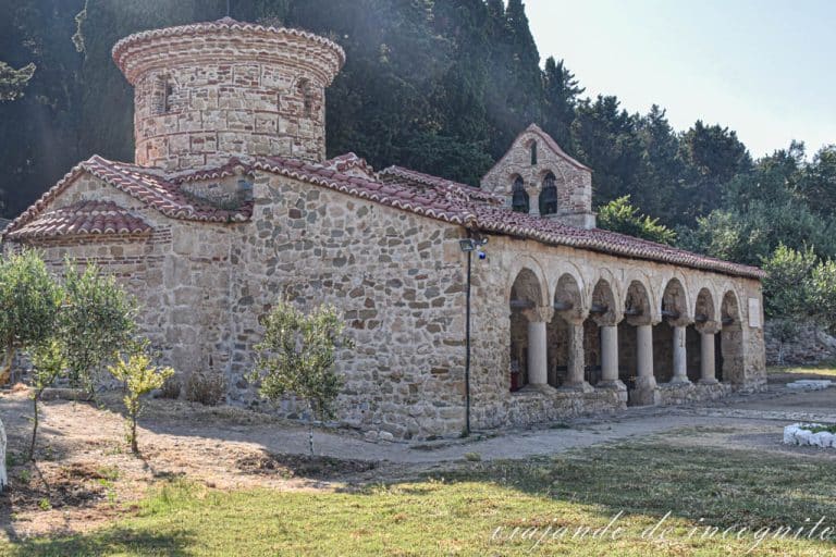 Exterior del monasterio de Zvernec