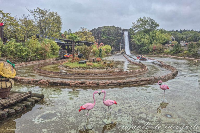 Una barca acaba de bajar por la Jungle X-pedition de Legoland