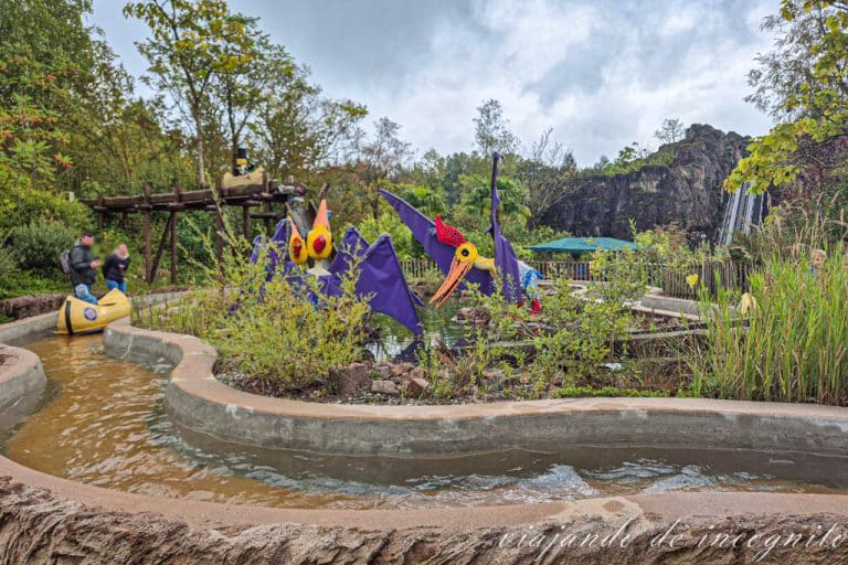 Dos padres acompañan a un niño pequeño en la Kanu X-pedition de Legoland