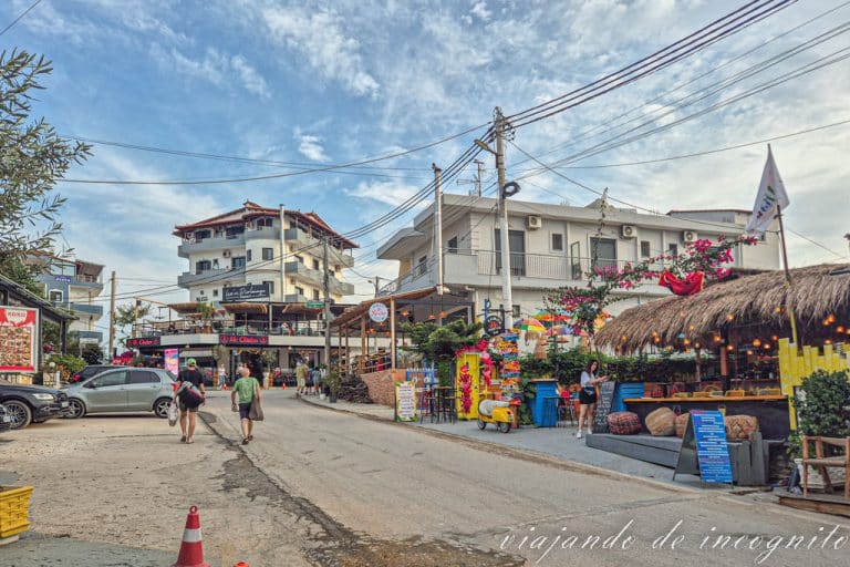 Una calle de Ksamil cpon pubs y casas de baja altura