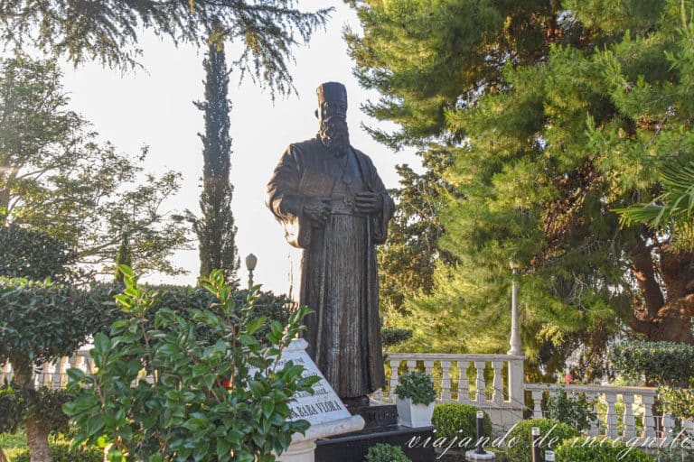 estatua de Kuzum Baba al atardecer en el mirador que lleva su nombre y que es uno de los lugares que ver en Vlore.