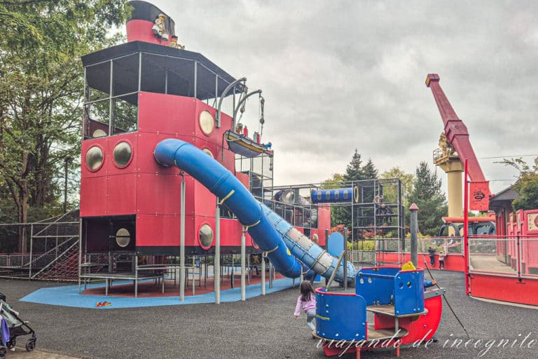 Zona de columpios el astillero en Lego City de Legoland. Al fondo se ve Flying Ninjago