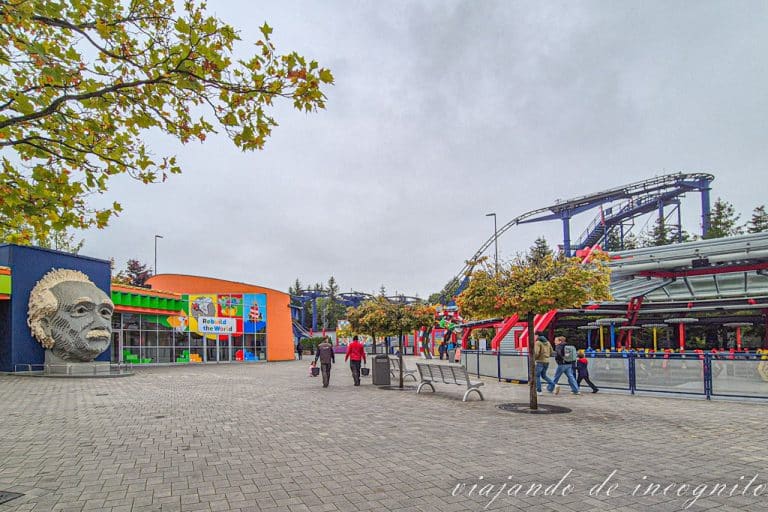 Zona de Lego X-treme en Legoland. Se ve la atracción de la gran carrera de Lego y el edificio de Rebuild the World.