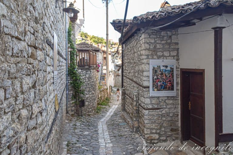 Calle empedrada con casas de piedra de Mangalem en Berat