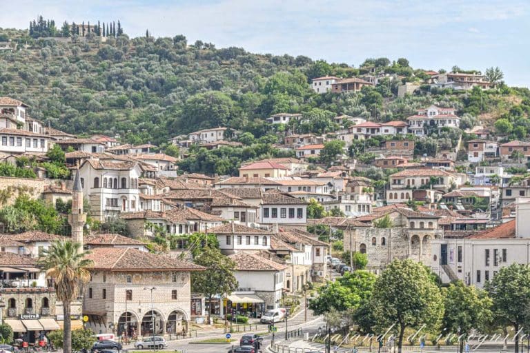 Vista del barrio de Mangalem desde el otro lado del río durante el día.