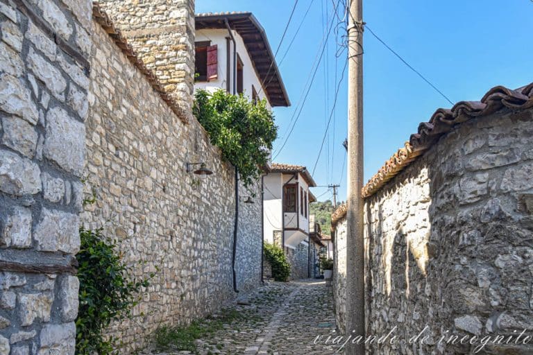 Casas de piedra con la parte superior de color blanco en Berat