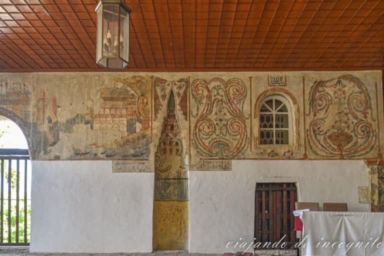 Una de las paredes de la mezquita de los solteros decorada con pinturas