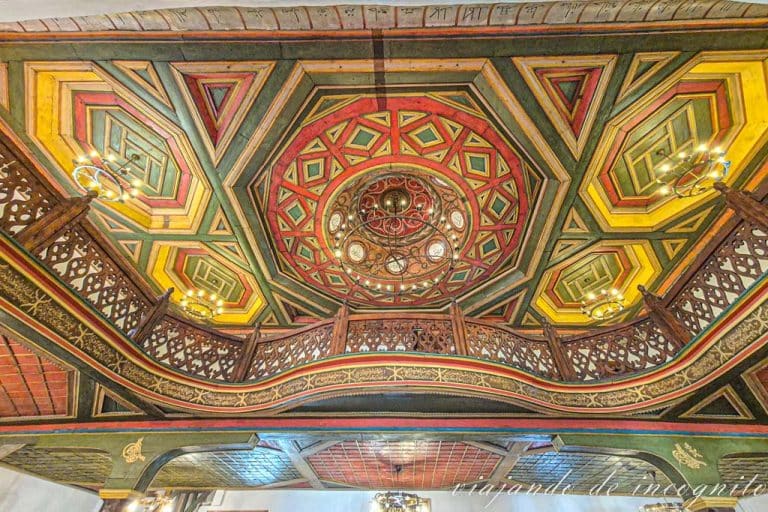 Artesonado de madera de colores en la zona reservada a las mujeres de la mezquita del Rey, uno de los lugares que ver en Berat