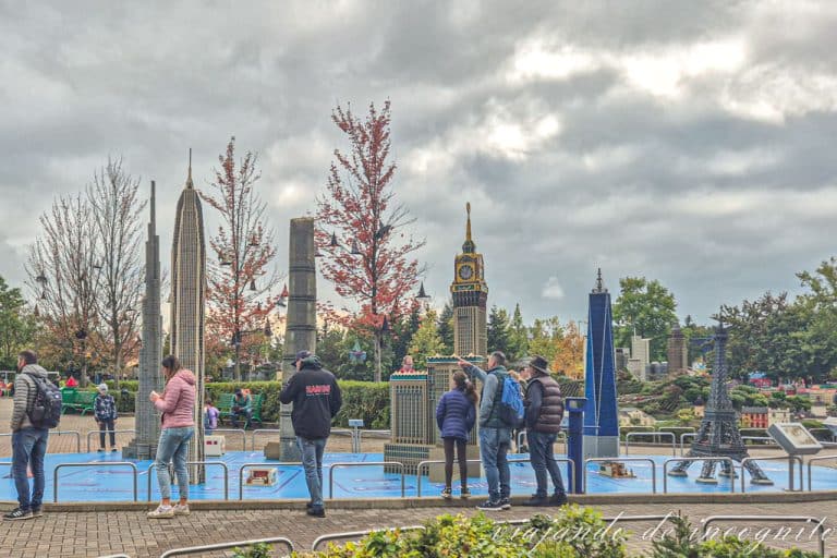 Varias personas viendo las torres más altas del mundo hechas de Lego en Legoland, Alemania