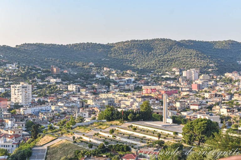 Vista de Vlore desde el mirador de Kuzum Baba. En primer plano se encuentra el cementerio militar de la II Guerra Mundial.