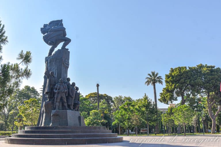 Monumento de la Independencia en Vlore en un día soleado.
