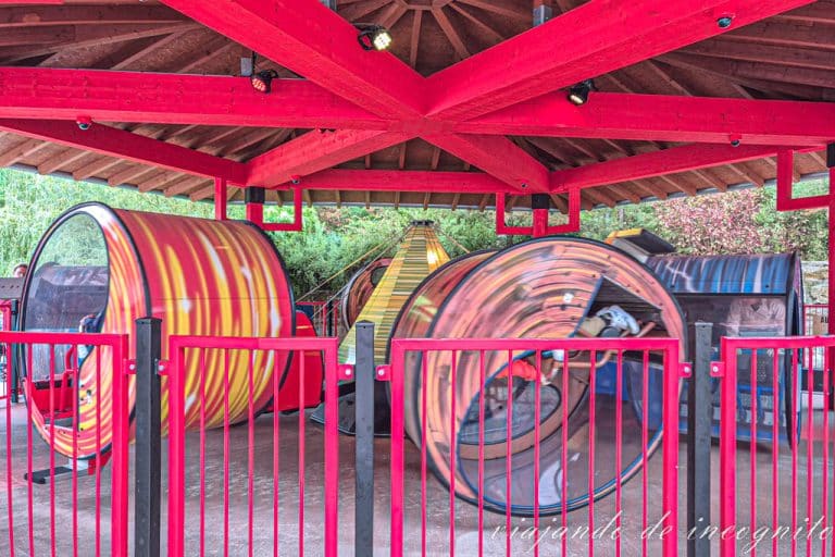 Gente montada en Lloyd´s Spinjitzu Spinner en Legoland