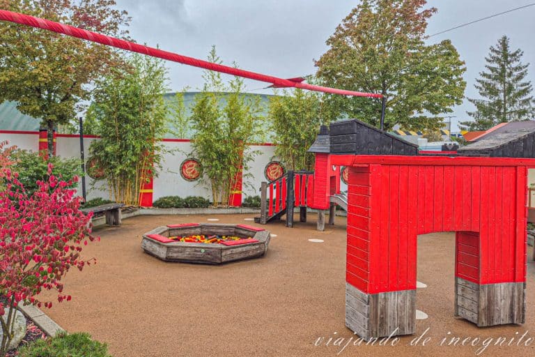 Columpios vacíos de la zona de Ninjago World en Legoland