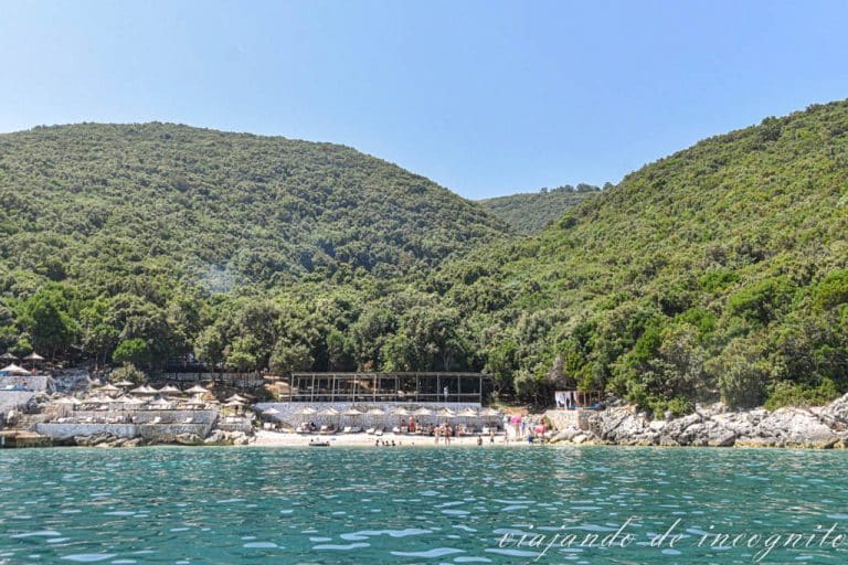 Playa de Karaburun vista desde el mar