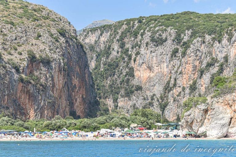 Playa de Gjipe vista desde el mar. Esta es una de las playas más bonitas que ver en la Riviera Albanesa gracias a su localización en el cañón de Gjipe.