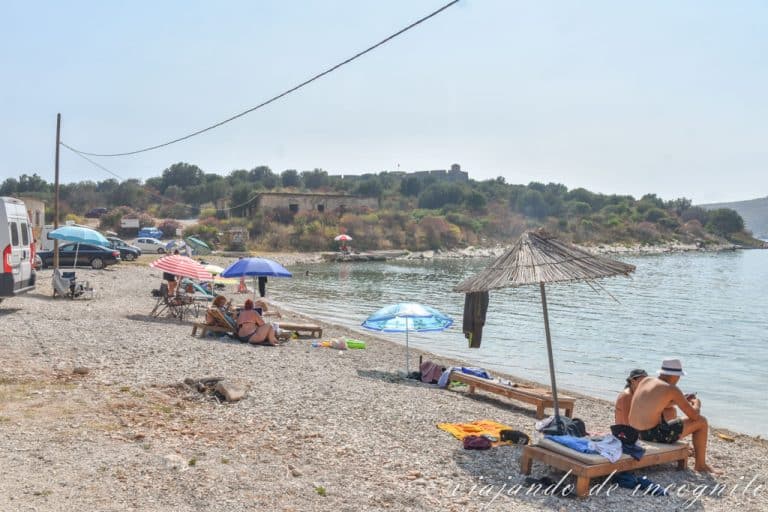 Varias familias disfrutan del sol en la pequeña playa de Palermo en la Riviera Albanesa