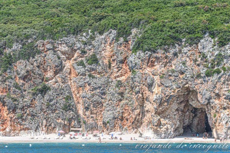Poca gente en la playa pirata vista desde el mar
