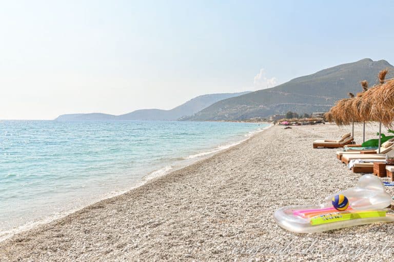 Vista de un lado de la playa de Borsh donde hay una colchoneta hinchable