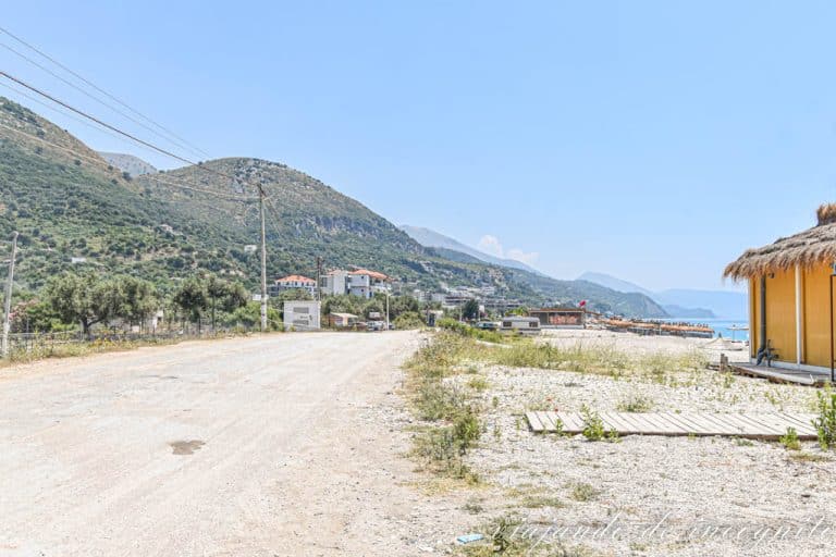 La carretera que va a lo largo de la playa de Borsh, una de las que ver en la Riviera Albanesa