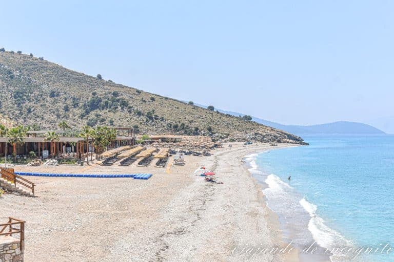 Vista de uno de los laterales de la playa Lukova