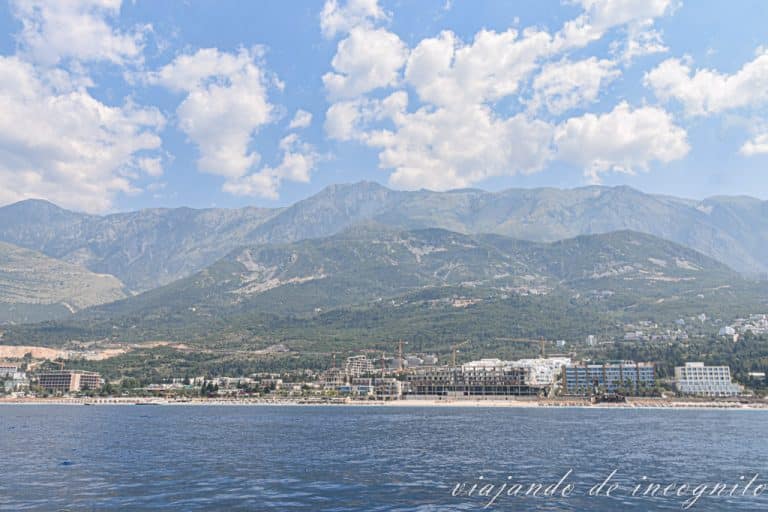 Playa de Dhermi vista desde el mar con numerosos edificios en construcción