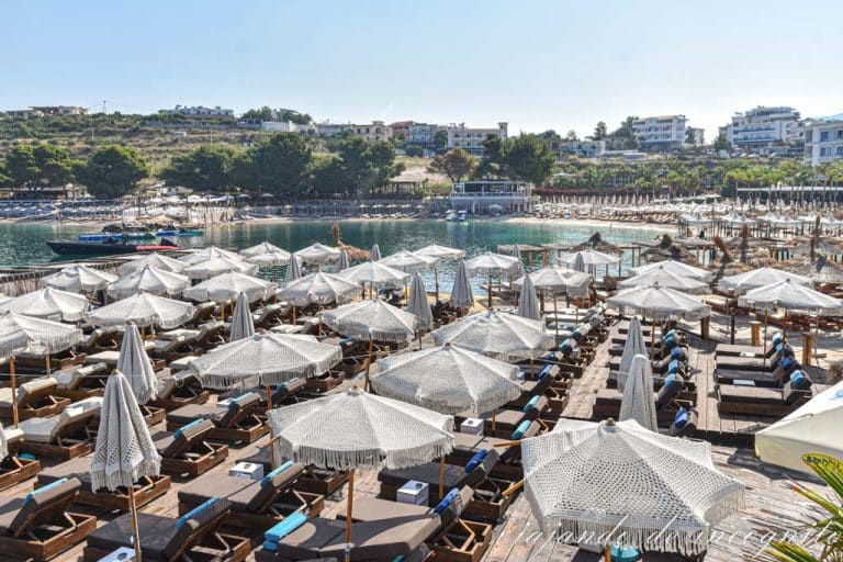 Numerosas sombrillas y hamacas cubren la playa de Poda en Ksamil