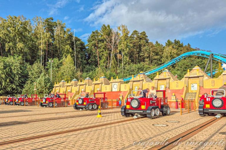 Varias personas están divirtiéndose en el rallye de las pirámides de Legoland