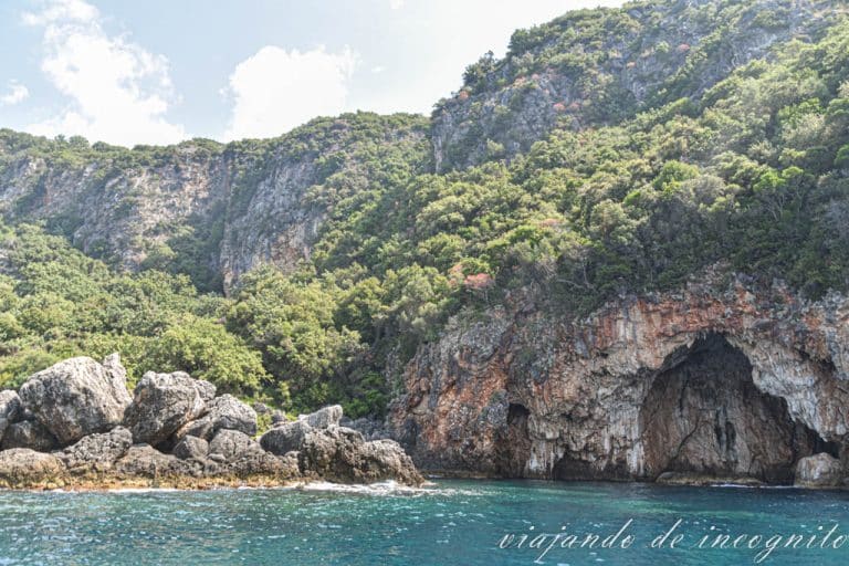 Uns pared con una pequeña cueva en la Riviera Albanesa