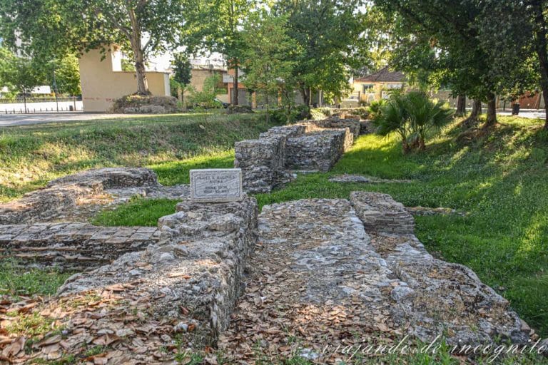 Restos de la antigua muralla de Aulon en la plaza de la bandera de Vlore.