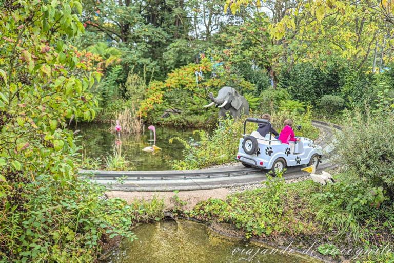 Un coche pasa por el elefante de la atracción del safari tour de Legoland en Alemania