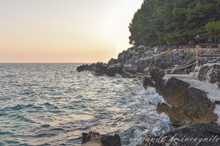 Tiendas del Sea cave camping junto al mar al atardecer
