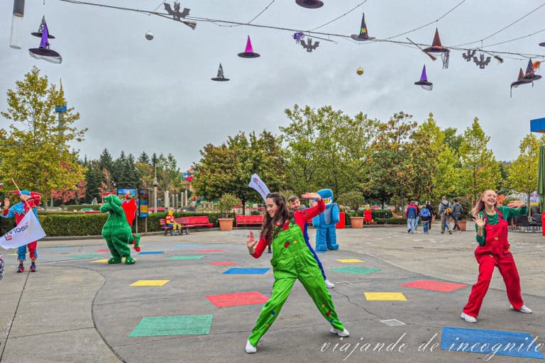 Show de entrada a Legoland con personas y personajes