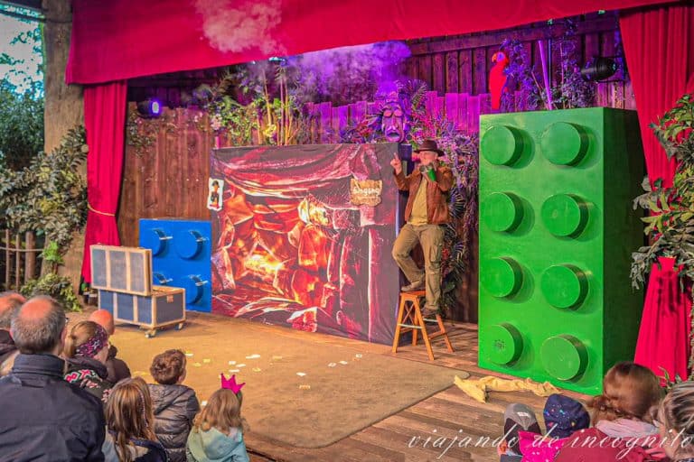Varias personas disfrutan de un espectáculo en el teatro de los monos de Legoland