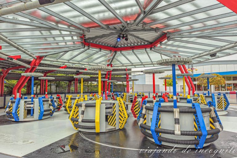 Atracción vacía y parada de Techno Schleuder en Legoland