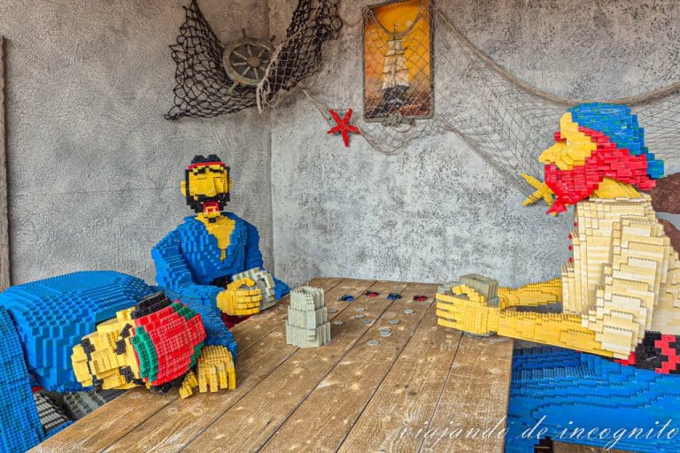 Figuras hechas con Lego que representan a tres piratas bebiendo.