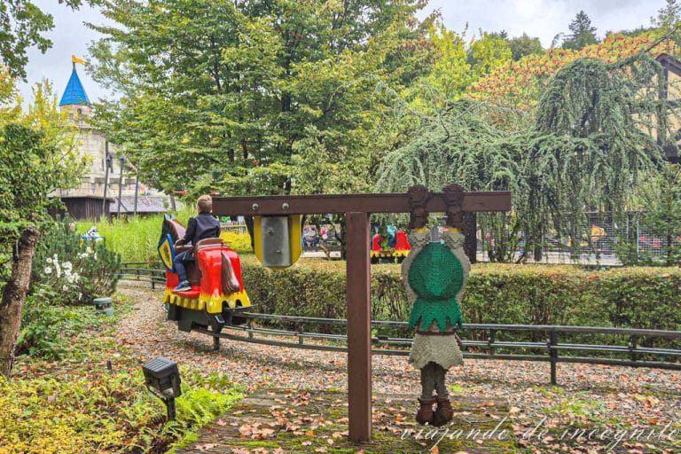 Un niño está montado en el torneo de caballeros de Legoland