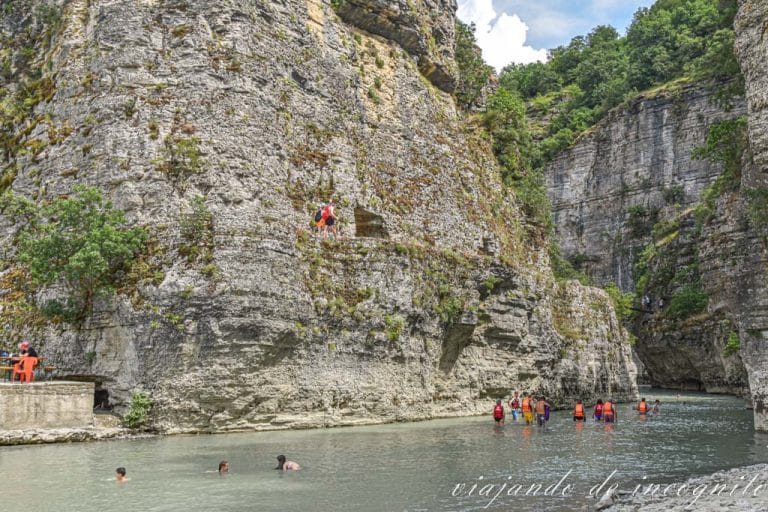 Gente haciendo trekking y bañándose en el cañón de Osum