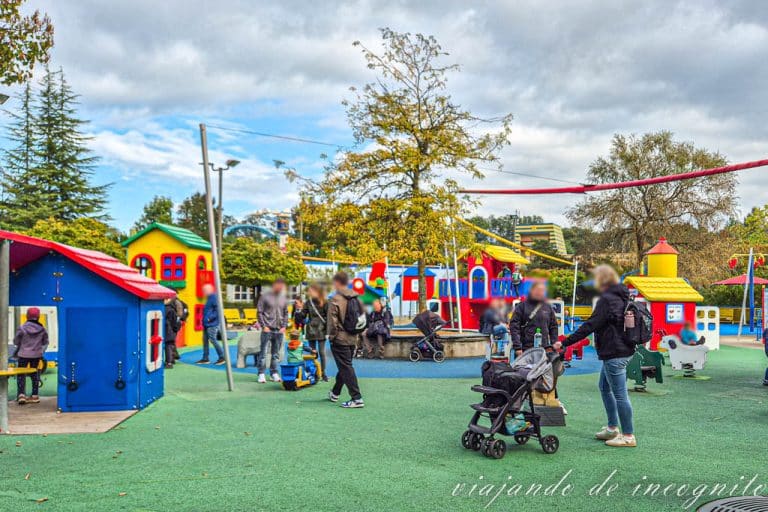 Varias personas están en Villa Duplo de Legoland