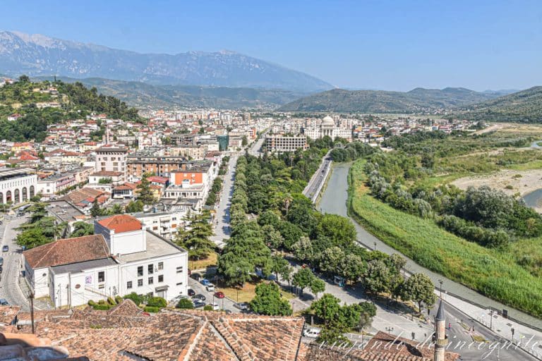 Vistas del actual centro de Berat desde el mirador de Mangalem
