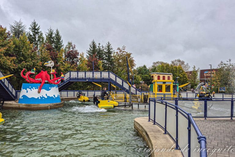 Atracción de Wellenreiter de Legoland en funcionamiento
