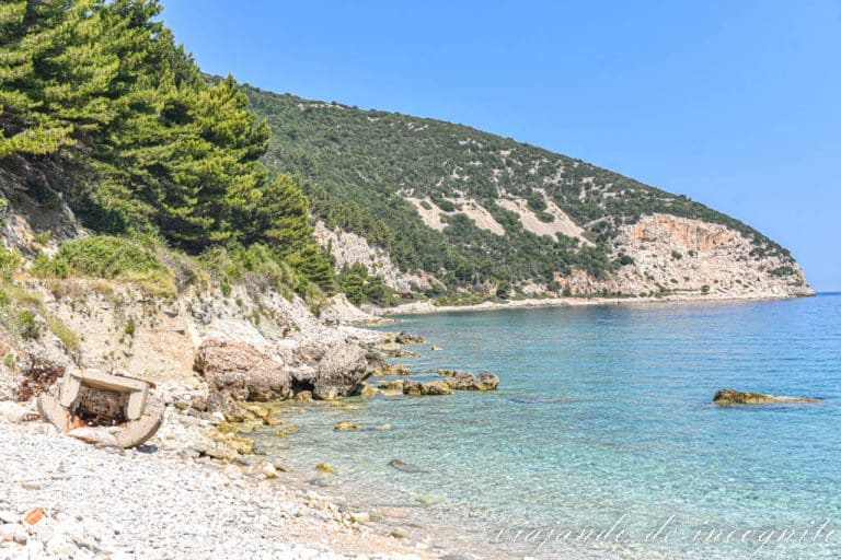 Playa de la isla de Sazan con los restos de un búnker en uno de sus extremos