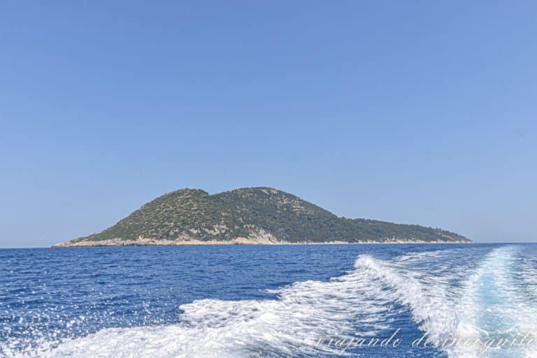 Vista de la isla de Sazan desde una lancha rápida
