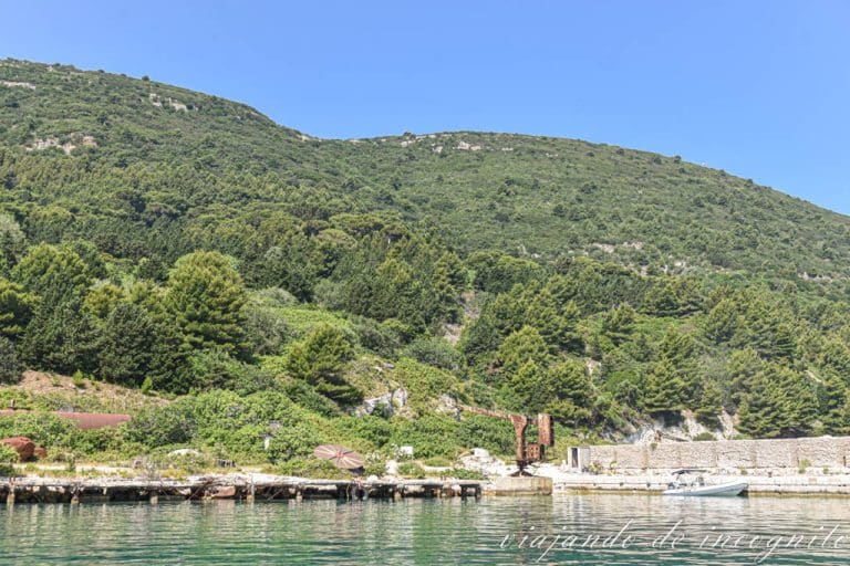 Puerto de la isla de Sazan con algunos restos de la antigua base militar