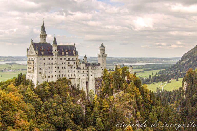 Palacio de Neuschwanstein visto desde el puente de María en otoño.